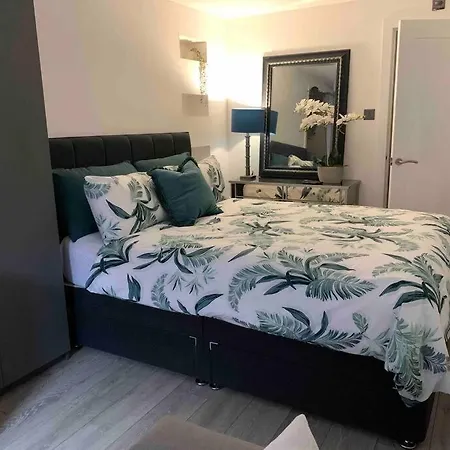 Private Entrance 1 Bed Studio Salford - Perfect Location For Concerts, Rhs Gardens, Manchester City Centre And Salford Quays Extérieur photo
