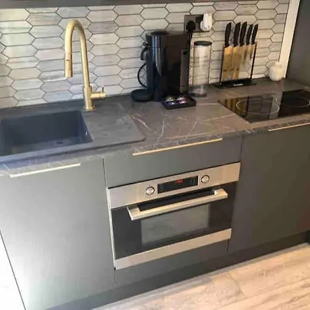Private Entrance 1 Bed Studio Salford - Perfect Location For Concerts, Rhs Gardens, Manchester City Centre And Salford Quays Extérieur photo