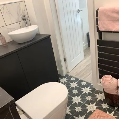 Private Entrance 1 Bed Studio Salford - Perfect Location For Concerts, Rhs Gardens, Manchester City Centre And Salford Quays Extérieur photo