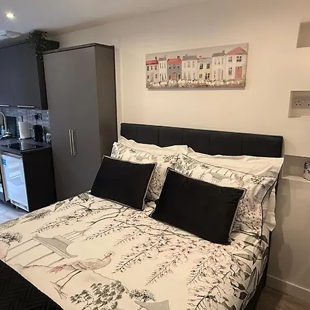 Private Entrance 1 Bed Studio Salford - Perfect Location For Concerts, Rhs Gardens, Manchester City Centre And Salford Quays Extérieur photo
