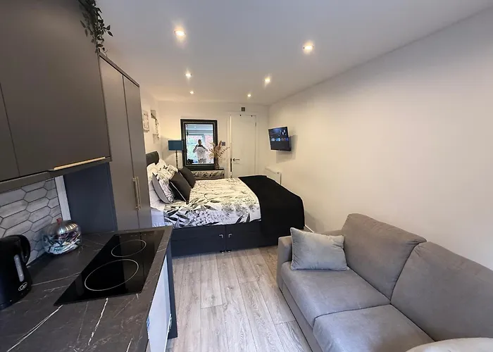Private Entrance 1 Bed Studio Salford - Perfect Location For Concerts, Rhs Gardens, Manchester City Centre And Salford Quays
