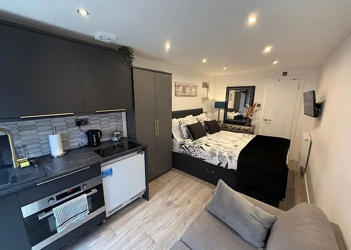 Private Entrance 1 Bed Studio Salford - Perfect Location For Concerts, Rhs Gardens, Manchester City Centre And Salford Quays