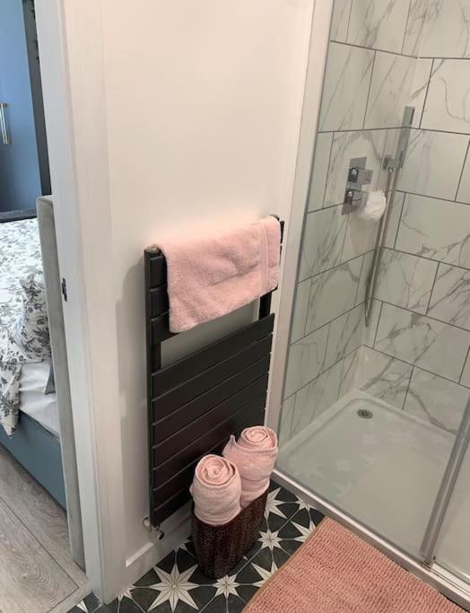Private Entrance 1 Bed Salford - Perfect Location For Concerts, Rhs Gardens, Centre And Salford Quays Manchester