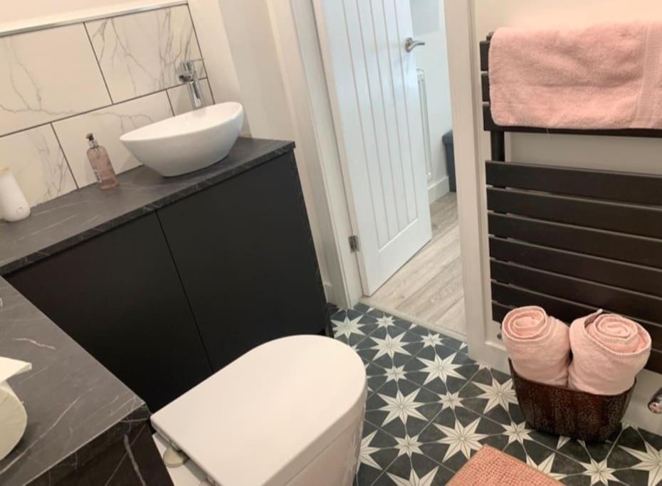 Private Entrance 1 Bed Salford - Perfect Location For Concerts, Rhs Gardens, Centre And Salford Quays Manchester