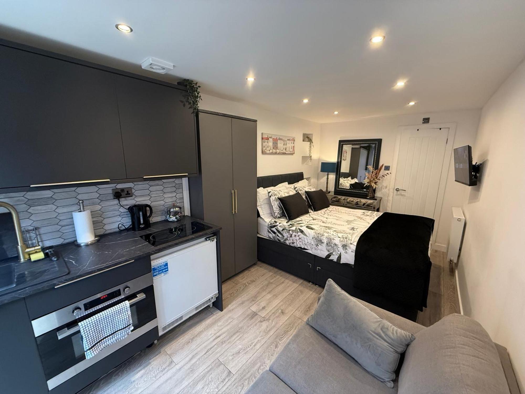 Private Entrance 1 Bed Salford - Perfect Location For Concerts, Rhs Gardens, Centre And Salford Quays * Manchester